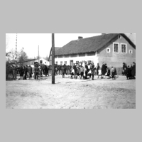 080-0034 Ein Beerdigungszug. Im Hintergrund die Molkerei Peters, links der Giebel der Gastwirtschaft Rabe.jpg